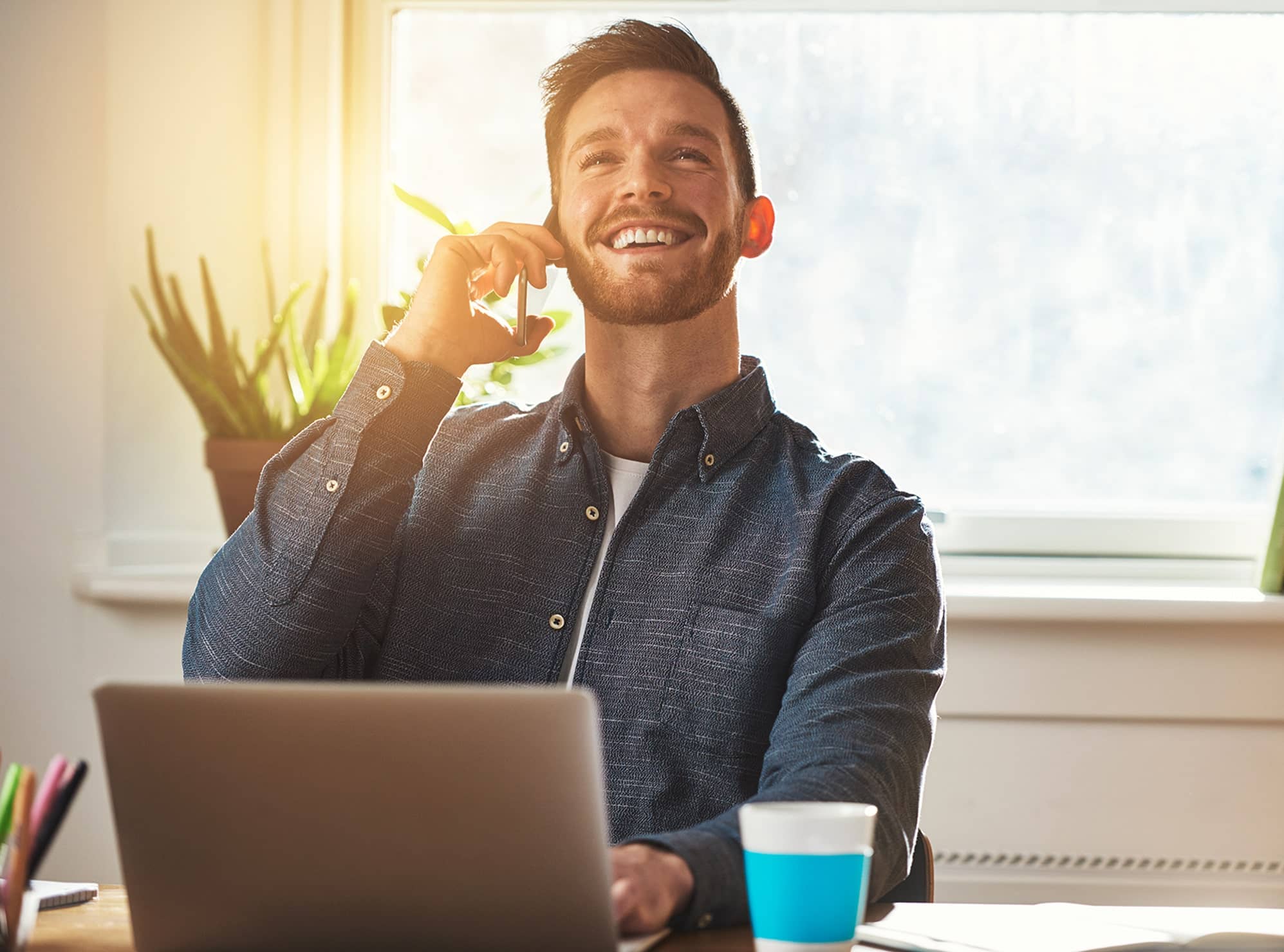 Persona che parla al telefono